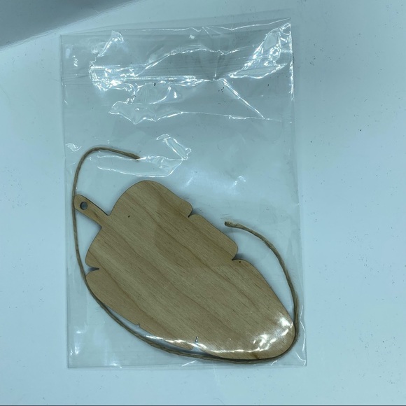Wooden leaf ornament - Picture 2 of 4
